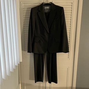 Tahari Women’s Pantsuit-Size 14